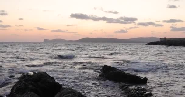 来自撒丁岛阿尔盖罗海滩的落日 倾斜下来的相机运动 — 图库视频影像