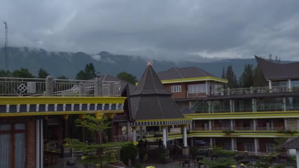 Pan Shot Van Traditioneel Indonesisch Resort Met Bergen Mist Achtergrond — Stockvideo