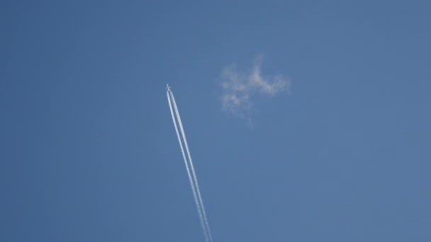 Avião Céu Voando Uma Altitude Cruzeiro Trilha Branca Céu — Vídeo de Stock