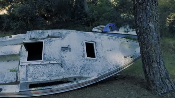 Casco Abandonado Pequeño Velero — Vídeo de stock