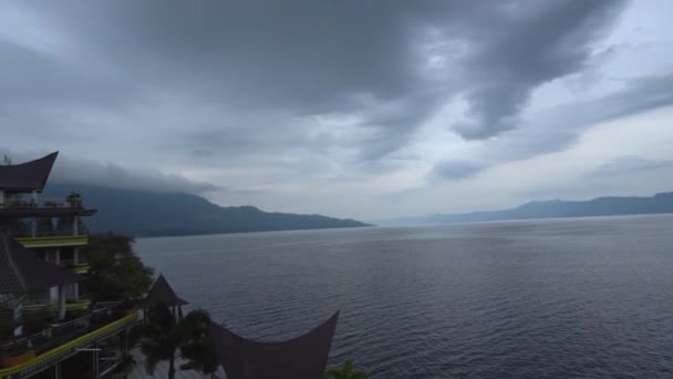 Lambat Pan Dari Tradisional Samosir Resor Danau Toba Dengan Awan — Stok Video