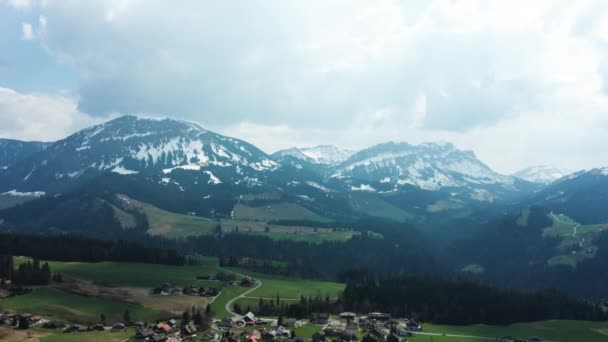 Luftaufnahme Der Berglandschaft Mit Kleinem Dorf Der Schweiz Entlebuch Schneebedeckter — Stockvideo