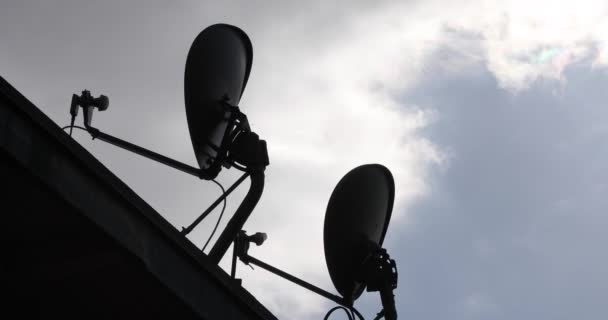 Silueta Antenas Parabólicas Una Azotea Cielos Azules Fondo Disparado Cámara — Vídeos de Stock