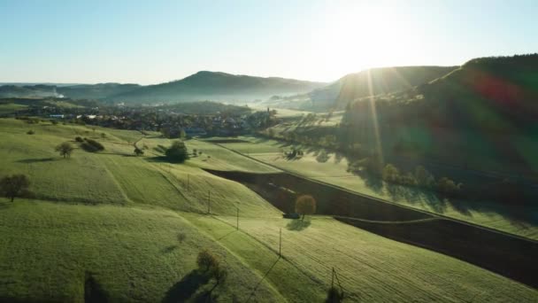 スイスの田舎での朝の太陽の下での農地の上空からの眺め穏やかなドローン撮影 — ストック動画