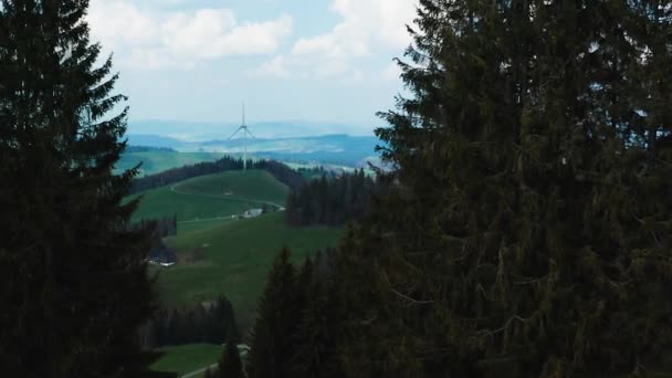 スイスの田舎にある1基の風車の空中からの眺め風力発電タービンからの再生可能エネルギー — ストック動画