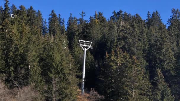 Laps Temps Téléski Bulles Traversant Une Brèche Dans Une Forêt — Video