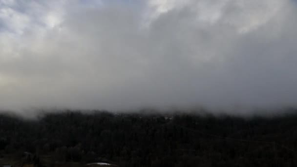 山谷中低云的时间流逝缓慢地消逝 露出背景中的山顶 — 图库视频影像