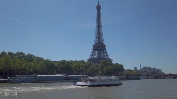 Eiffel Kulesi Geçen Seine Nehri Ndeki Penishe Tur Teknesi Paris — Stok video