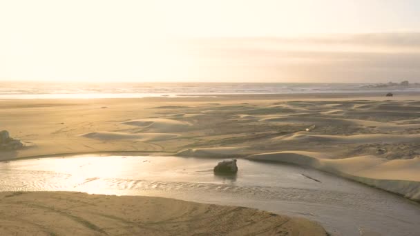 Düstere Strandatmosphäre Auto Fährt Schnell Strand — Stockvideo