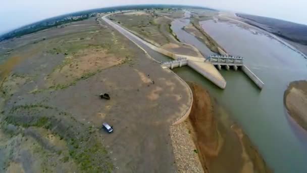 Vista Aérea Del Vertedero Una Presa Una Furgoneta Algunos Visitantes — Vídeo de stock