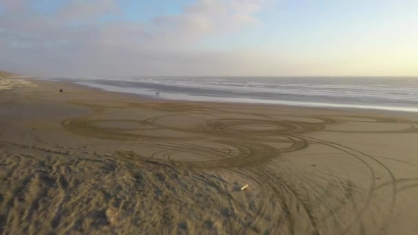 Dron Sledující Auto Jedoucí Plnou Rychlostí Pláži Oregonu Dva Lidé — Stock video