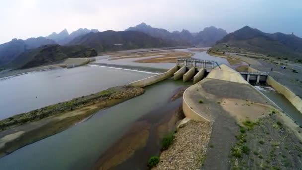 Luchtfoto Van Overloop Van Een Dam Prachtige Majestueuze Bergen Achterin — Stockvideo