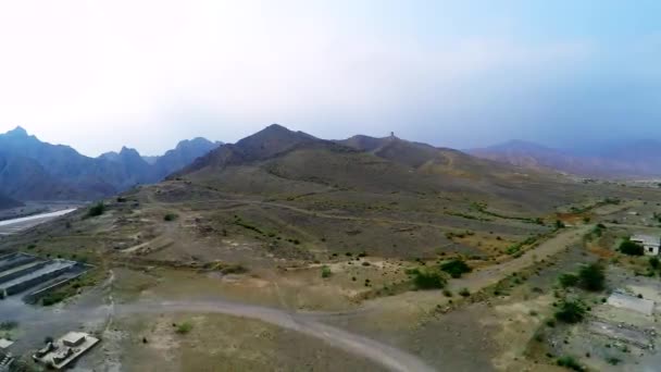 Αεροφωτογραφία Των Επιβλητικών Βουνών Των Δρόμων Και Των Σπιτιών Κοντά — Αρχείο Βίντεο