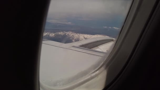 Vista Subjetiva Desde Ventana Del Avión Vista Las Montañas Cubiertas — Vídeos de Stock