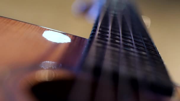 Velký Detail Basové Kytary Strings Jeho Základnou Světelné Odrazy Zaměření — Stock video