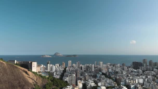 Pomalá Letecká Záloha Ukazuje Ostrovy Před Pobřežím Plážové Čtvrti Ipanema — Stock video