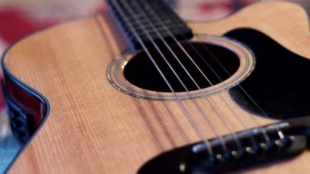 Een Grote Close Van Een Basgitaar Snaren Met Zijn Basis — Stockvideo