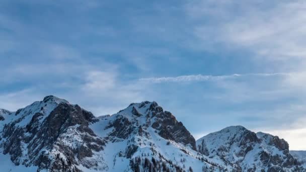 Panning Besneeuwde Bergtoppen Beweging Van Wolken Tijdsverloop — Stockvideo