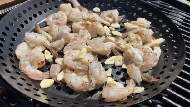 Knoblauch Und Garnelen Scheiben Geschnitten Auf Einem Heißen Grill Mit — Stockvideo