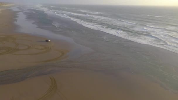 Carro Andar Círculos Numa Praia Areia Oregon Clipe Drone — Vídeo de Stock