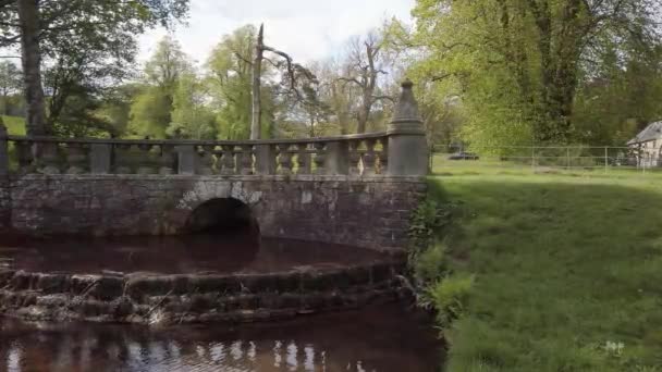田舎の特徴的な華やかな橋は 池にカスケードの下に小さなストリームとファイフスコットランドで歩く — ストック動画