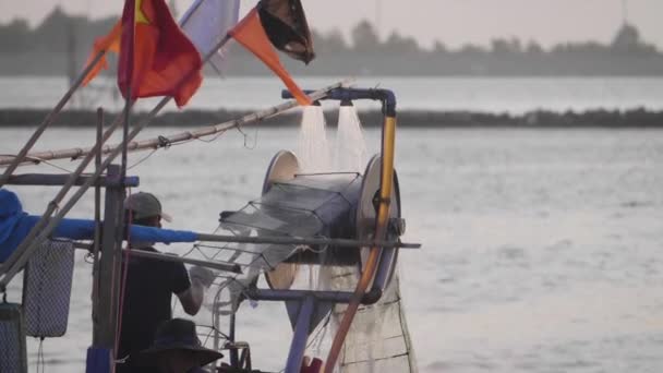 Spray Rybaków Czyści Długą Linię Sieci Rybackich Ręcznie Wietnamie Danang — Wideo stockowe