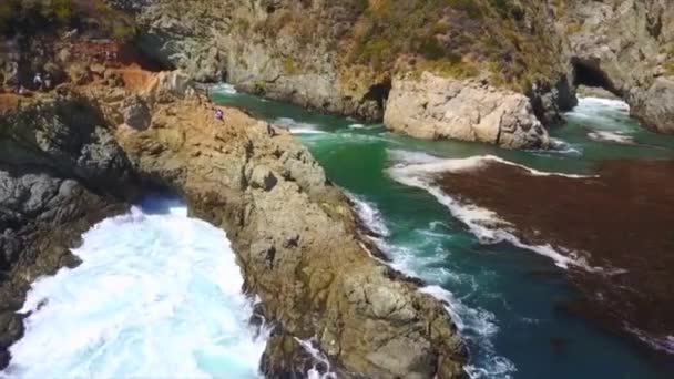 Imágenes Drones Aéreos Cinematográficos Pequeños Islotes Acantilados Rocosos Parque Estatal — Vídeos de Stock