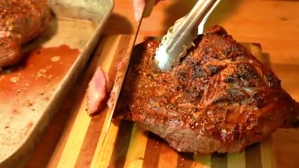 Deliciosa Carne Cordero Grasosa Jugosa Cocinada Rara Corta Con Cuchillo — Vídeos de Stock