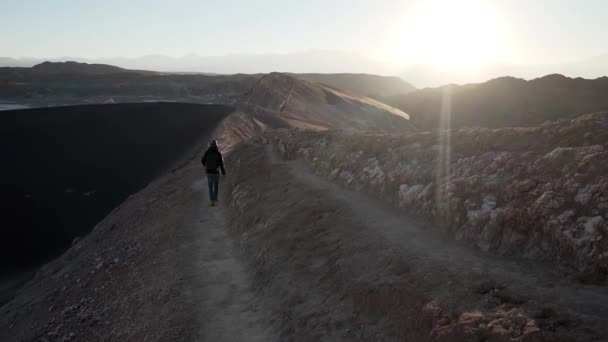 Hombre Caminando Una Montaña Trekking Amanecer Desierto — Vídeo de stock