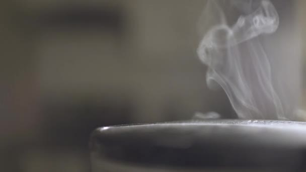 Close Macro Pan Para Vapor Saindo Topo Uma Cafeteira — Vídeo de Stock