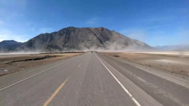 Jadąc Kierunku Solider Mountain Autostradzie Alaska Burzę Pyłową Wzdłuż Wlotu — Wideo stockowe