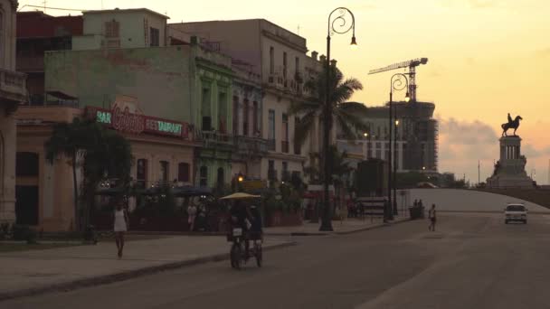 Typische Straatscène Havana Prachtige Zonsondergang Met Gele Lucht Cuba — Stockvideo