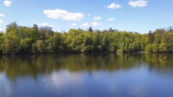 Luchtfoto Klein Meer Omgeven Door Groene Bomen Blauwe Lucht Witte — Stockvideo