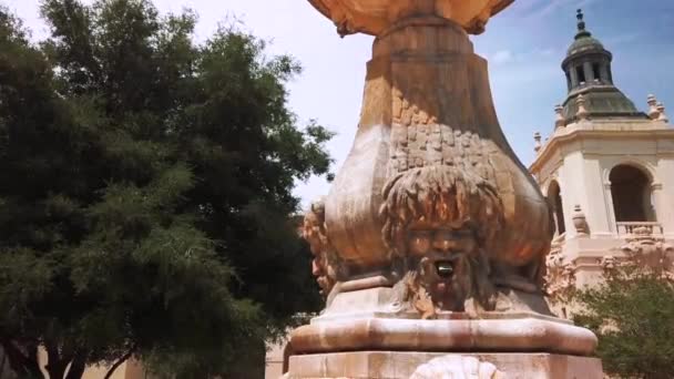 Terugtrekken Onopvallende Opname Van Waterfontein Binnenplaats Van Het Stadhuis Pasadena — Stockvideo