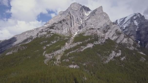 Magestic Aerial View Rugged Limestone Peak Pronounced Syncline — Stock Video