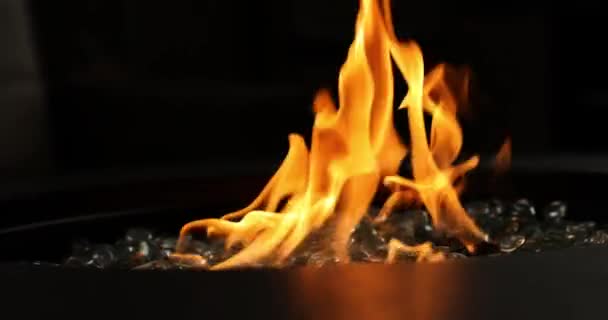 Огненная Яма Мраморными Камнями Застрелена Супер Медленном Движении Зал Отдыха — стоковое видео