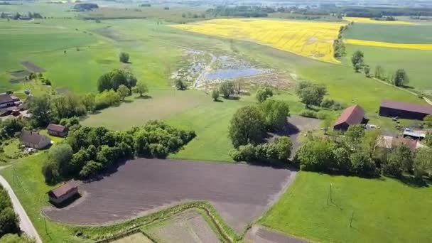 Landelijke Luchtfoto Pools Platteland Klein Dorp Velden Huizen Drone Beelden — Stockvideo