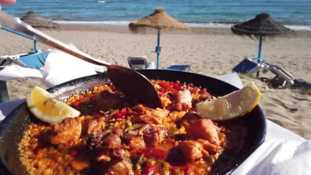 Recogiendo Paella Playa Con Cucharón Toma Vacaciones Verano Filmación Filmada — Vídeos de Stock
