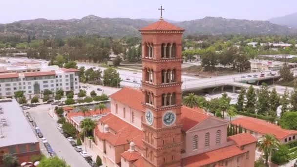 近くで何が起きているのでしょうか セント アンドリュー カトリック教会の時計台の鐘楼は カリフォルニア州パサデナ市のランドマークです — ストック動画