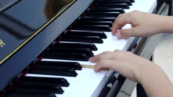 Närbild Barn Händer Spelar Pianot — Stockvideo