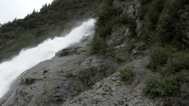 Водоспад Повільно Спускається Гірському Схилу Аляски — стокове відео