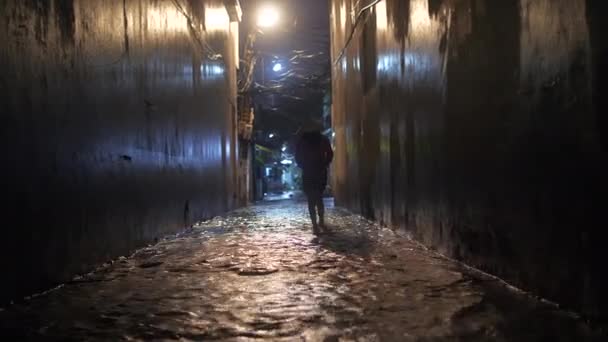 Une Femme Marche Dans Une Ruelle Inondée Par Une Nuit — Video