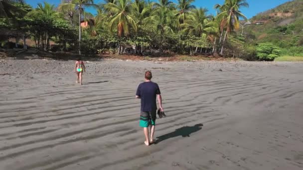 Siga Drone Aérea Tiro Casal Ilha Tropical Sandy Beach Costa — Vídeo de Stock