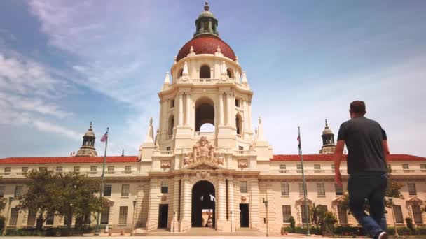 Man Walking Pasadena City Hall Building Low Angle Shot Mediterranean — Vídeo de Stock