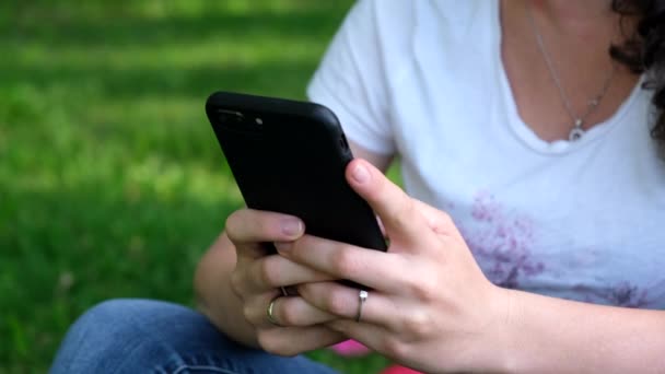 Nahaufnahme Einer Jungen Frau Die Auf Dem Gras Park Sitzt — Stockvideo