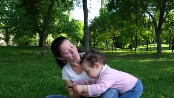 Gros Plan Bébé Essayant Prendre Téléphone Ses Mains Mère Mais — Video