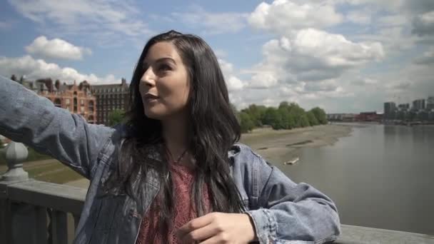 Brunett Latina Turist Selfie När Står Räcket Bro London — Stockvideo