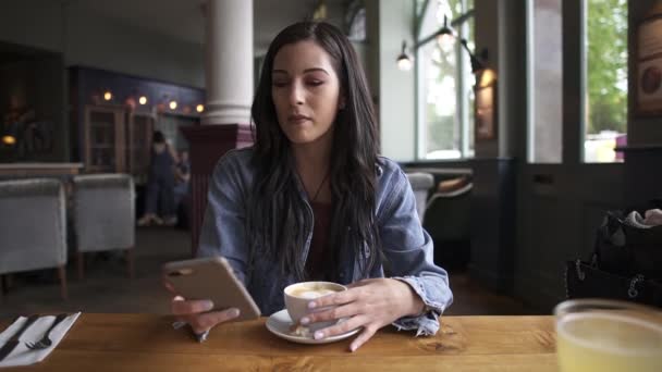 Attraente Bruna Ispanica Seduta Tavola Che Prende Caffè Mentre Controlla — Video Stock