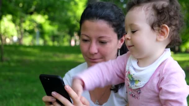 Средний Снимок Ребенка Пролистывающего Соцсети Смартфоне Время Мать Держит Телефон — стоковое видео