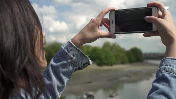 Close Van Een Aantrekkelijke Spaanse Toerist Die Een Foto Van — Stockvideo